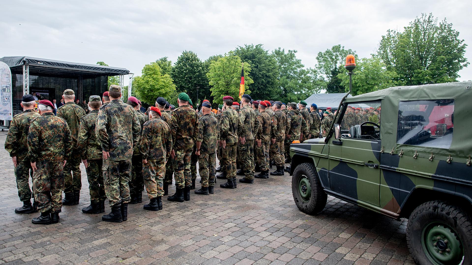 Reservisten der Bundeswehr bei einem Appell | dpa