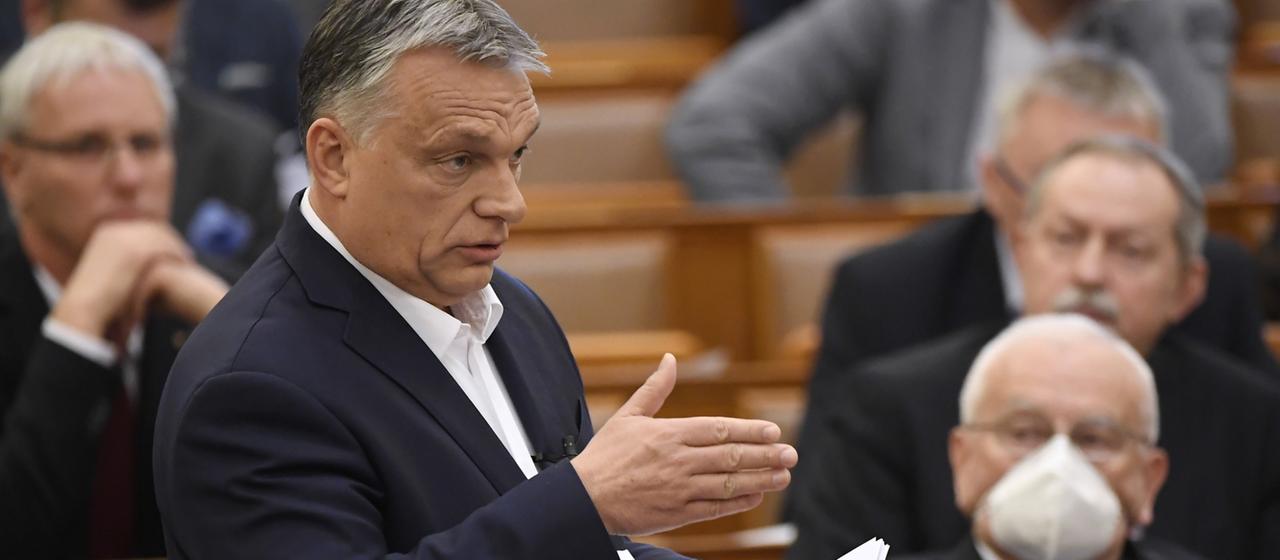Der ungarische Ministerpräsident Orban bei seiner Rede zur Coronakrise am Montag im Parlament in Budapest