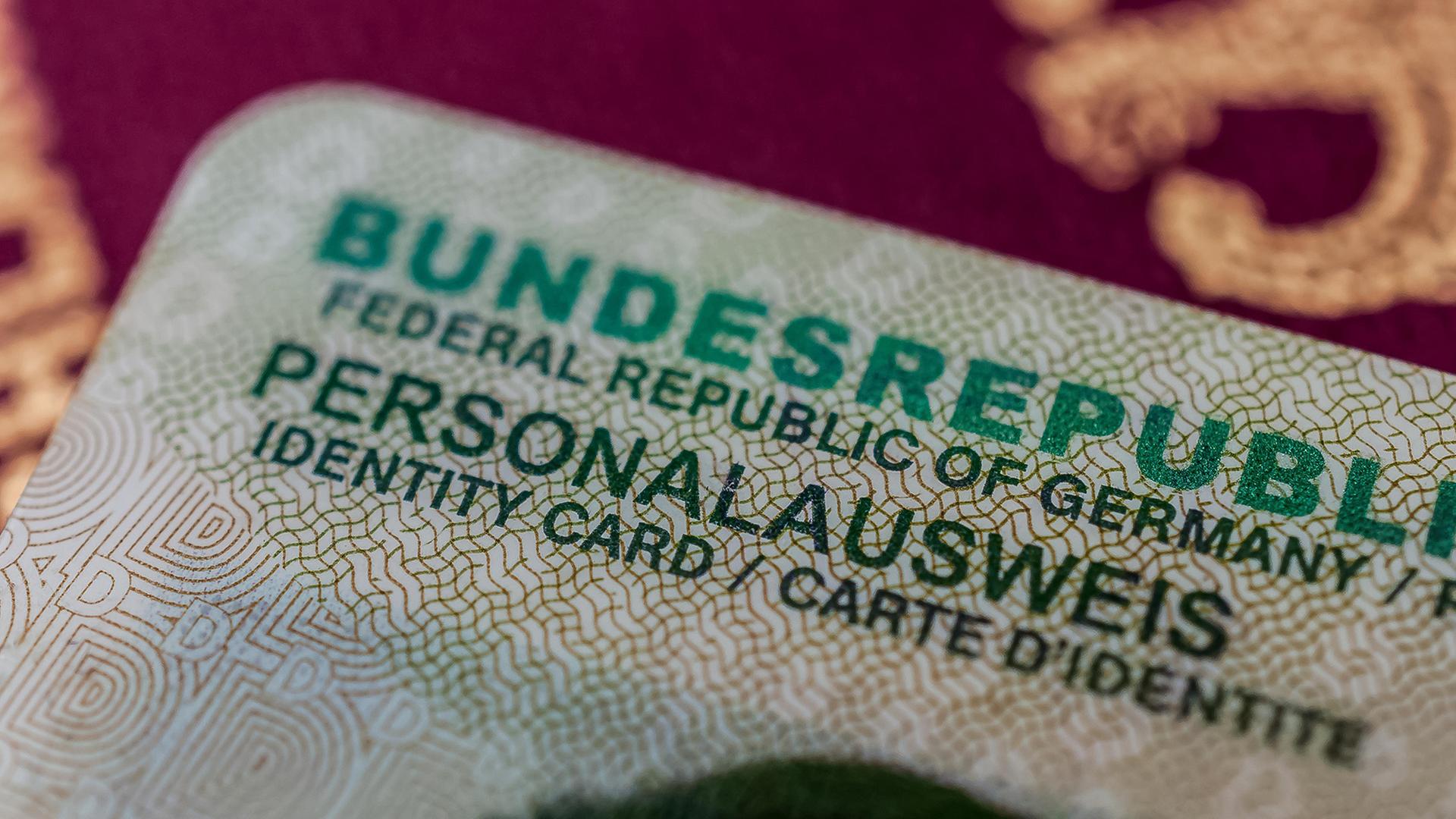 Ein Personalausweis liegt auf einem Reisepass.