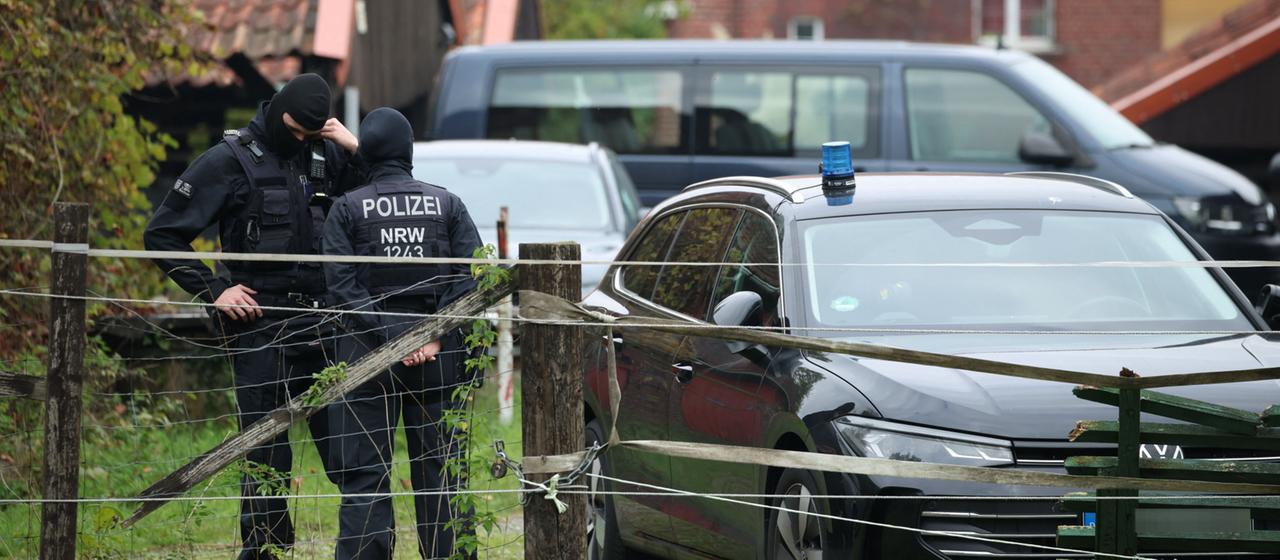 Polizeibeamte stehen vor dem Wohnhaus des ehemaligen BND-Präsidenten Hanning.