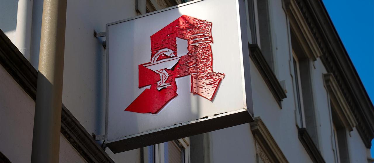 Verwittertes Apothekenschild.