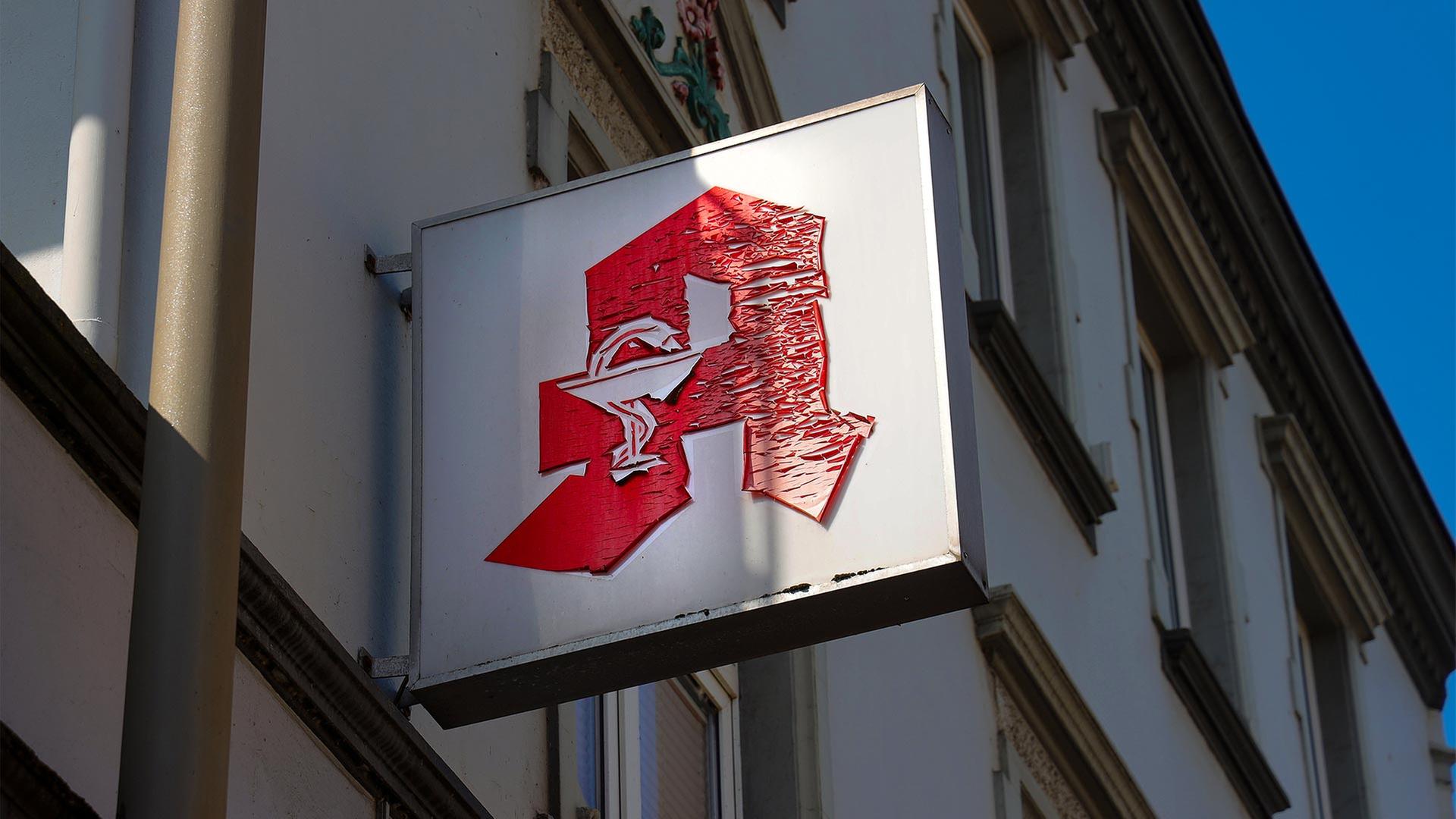 Verwittertes Apothekenschild. | picture alliance / Snowfield Pho