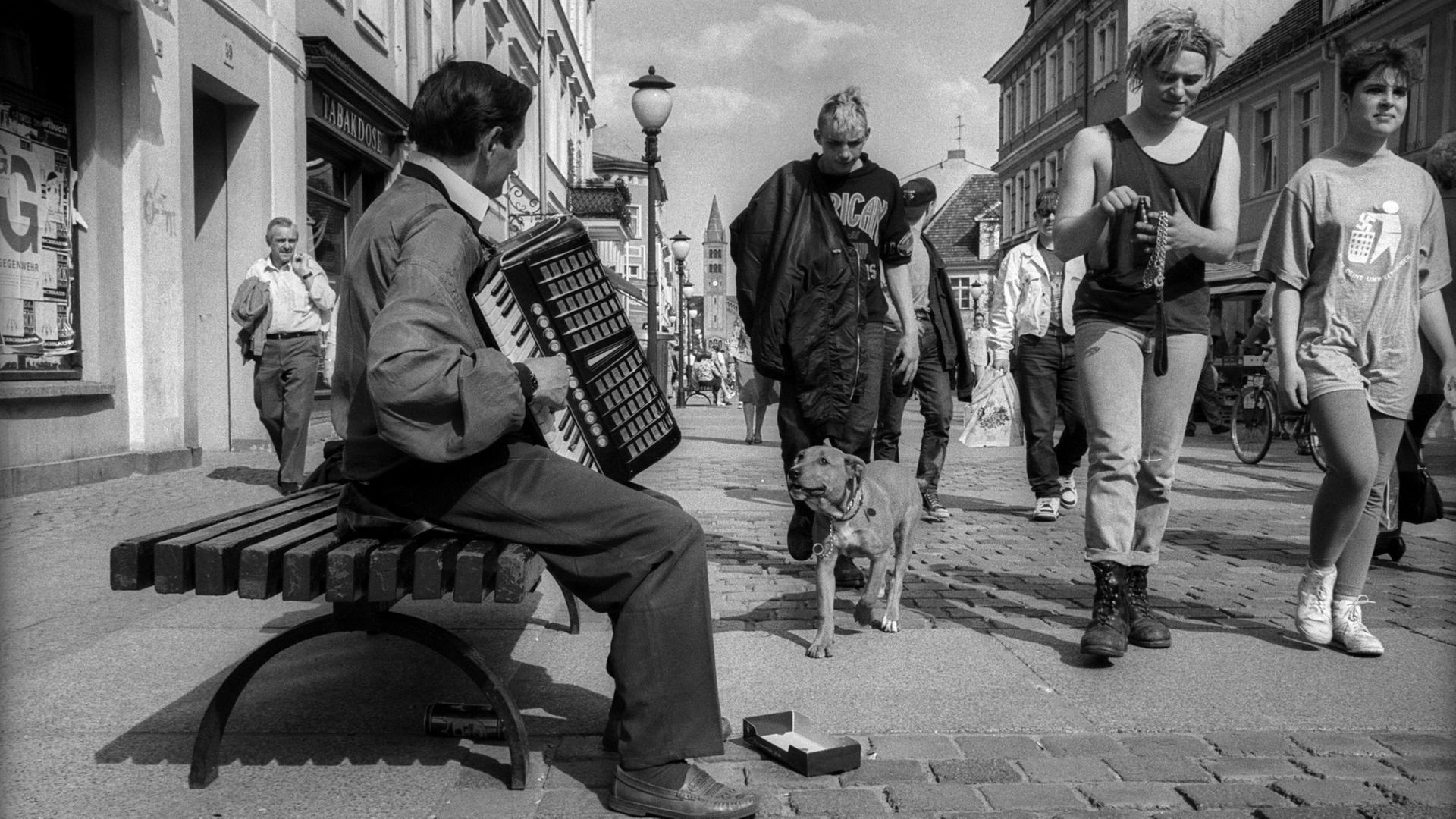 Archivbild: Jugendliche Punks laufen 1993 an einem Straßenmusiker in Potsdam vorbei (Quelle: picture alliance/imagebroker/Rolf Zöllner). | picture alliance/imagebroker/Rolf Zöllner
