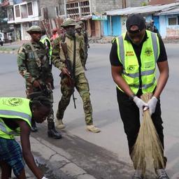 In Goma (DR Kongo) säubern Angehörige der M23-Miliz die Straßen.