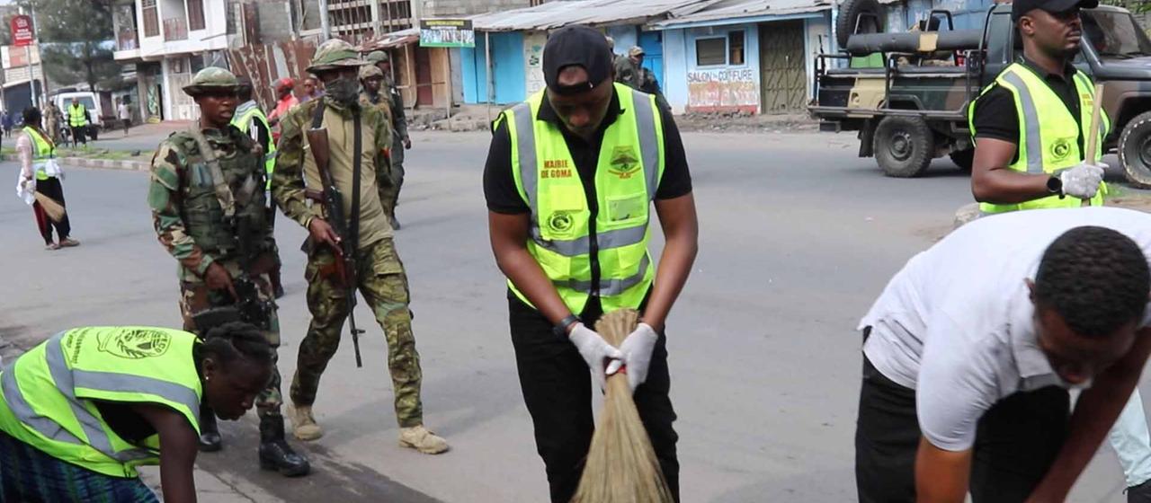 In Goma (DR Kongo) säubern Angehörige der M23-Miliz die Straßen.
