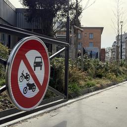 Am Eingang eines Weges im Pariser Norden weist ein Schild darauf hin, dass Autos und Motorräder hier nicht fahren dürfen. 