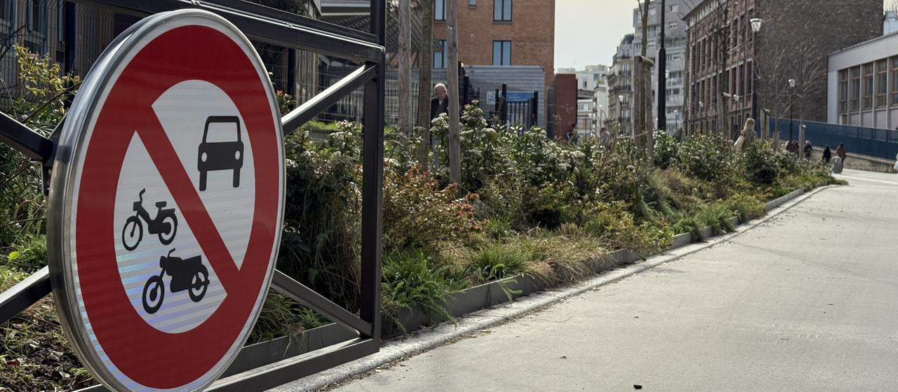 Am Eingang eines Weges im Pariser Norden weist ein Schild darauf hin, dass Autos und Motorräder hier nicht fahren dürfen. 