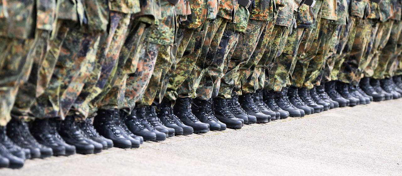 Soldaten beim Appell. | dpa Soldaten beim Appell.