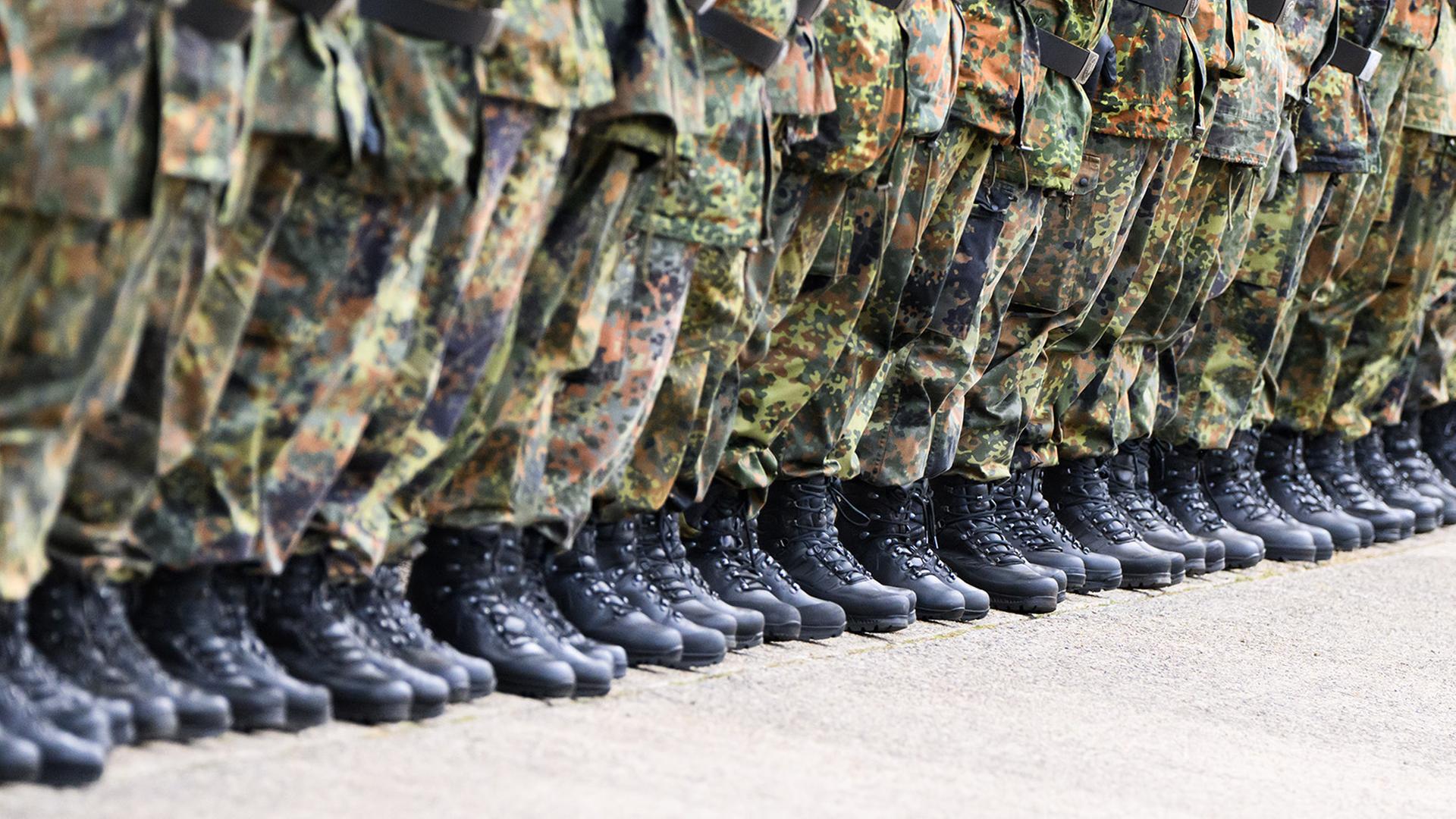 Soldaten beim Appell. | dpa