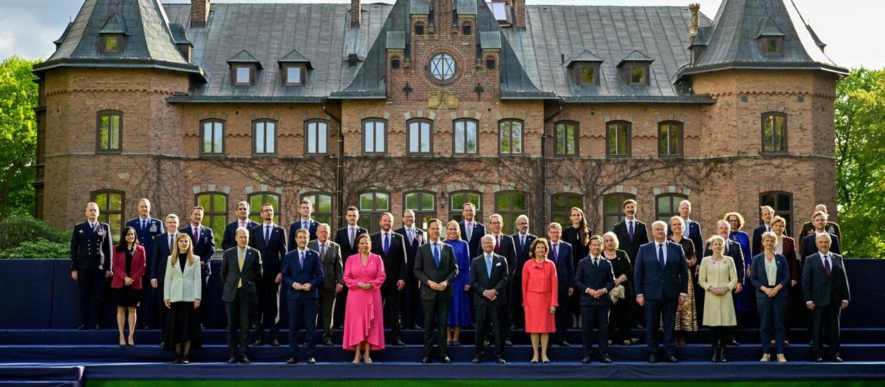 Außenminister der NATO-Staaten bei einem Treffen in Schweden