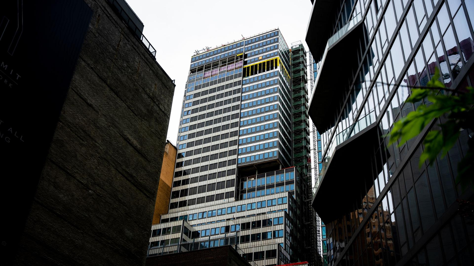  Blick auf das Gebäude in der East 42nd Street 235, das einsturzgefährdet ist. | Angelina Katsanis/AP/dpa