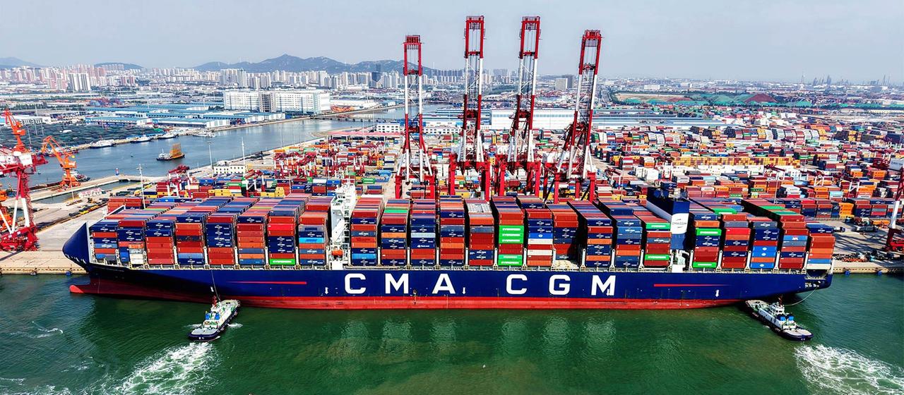 Containerschiff im Hafen von Qingdao, China.