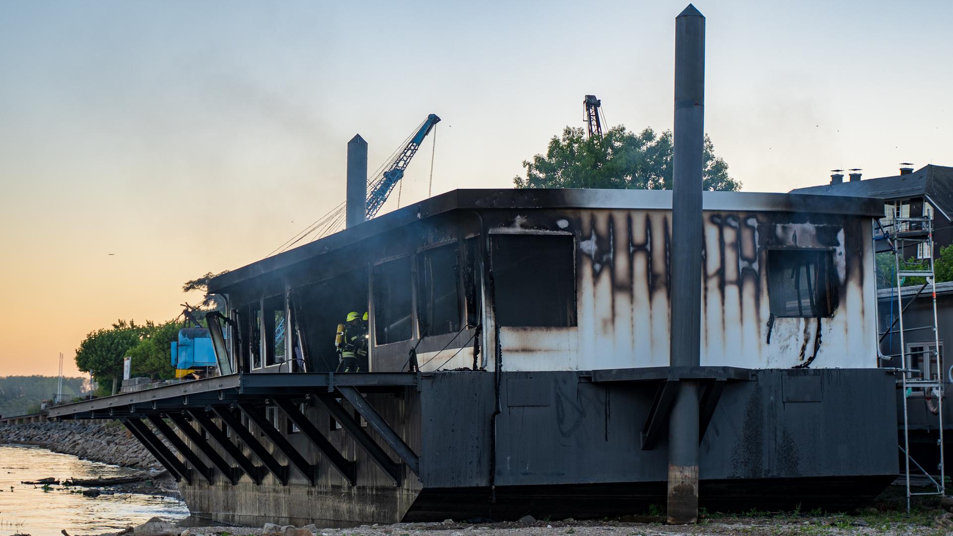 Neues Restaurantboot "Schwabbel" am Rheinufer ausgebrannt