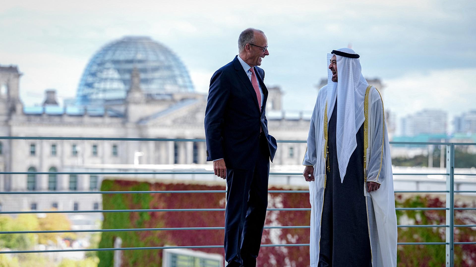 Bundeskanzler Friedrich Merz (CDU, l) empfängt den Präsidenten der Vereinigten Arabischen Emirate, Scheich Mohammed bin Sajid, auf dem Balkon des Bundeskanzleramtes zum Vieraugengespräch. (Quelle: picture alliance/dpa/Kay Nietfeld) | picture alliance/dpa/Kay Nietfeld