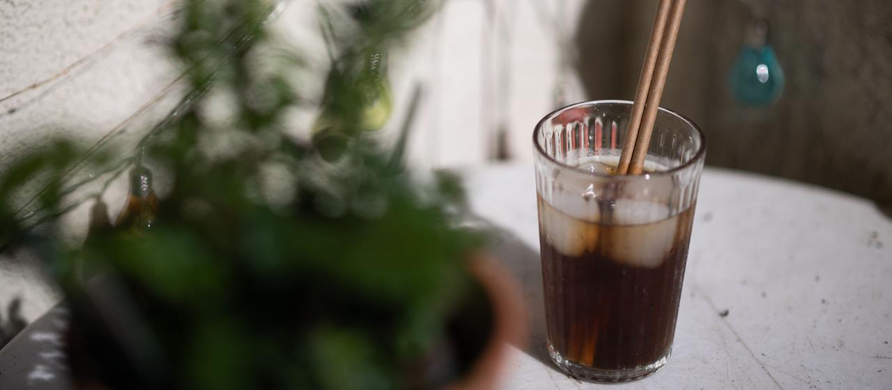 Strohhalme aus Papier stecken in einem Glas mit Limonade.