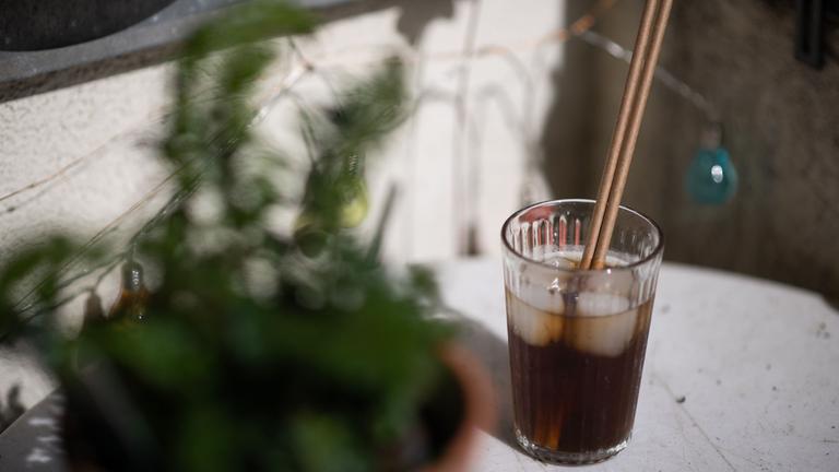 Strohhalme aus Papier stecken in einem Glas mit Limonade.