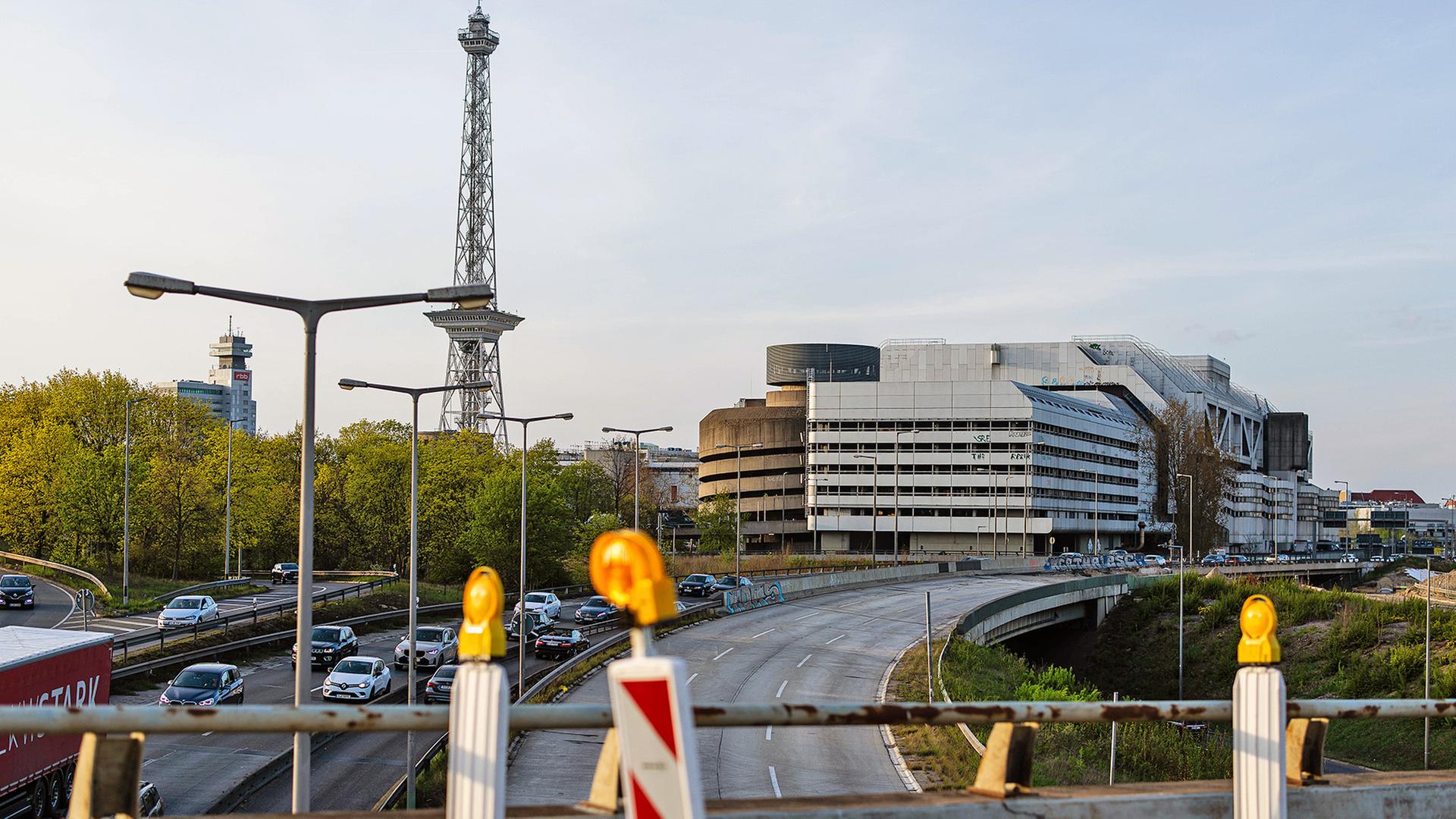 Blick auf das gesperrte Teilstück der A100 in Richtung Wedding am Dreieck Funkturm. (Quelle: picture alliance/Rainer Keuenhof) | picture alliance/Rainer Keuenhof