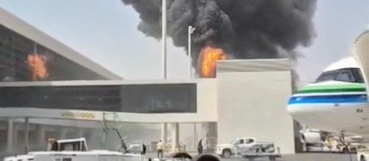 Rauch und Flammen steigen vom König-Khalid-Flughafen in Riad auf (Screenshot aus einem Social-Media-Video)