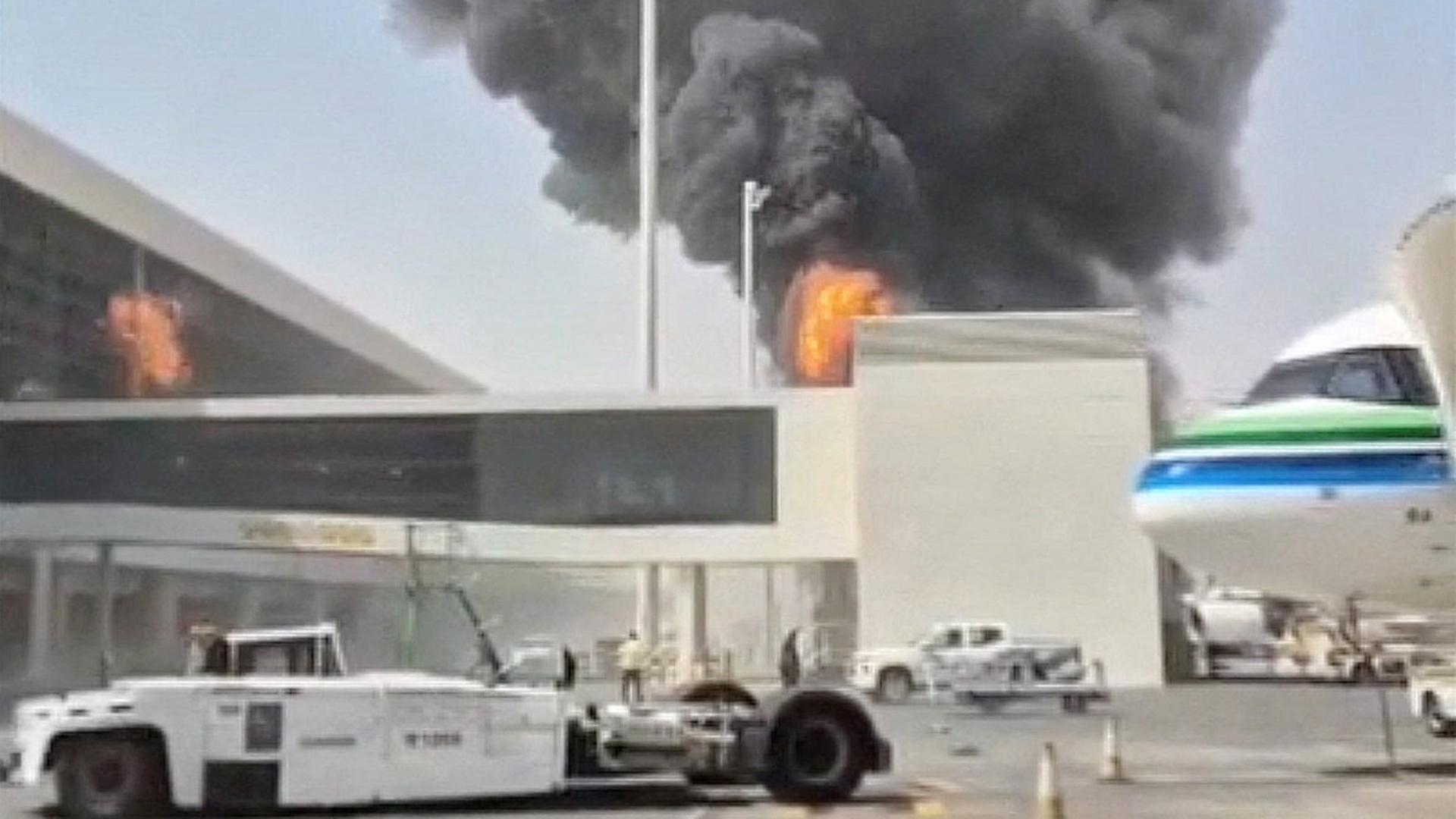 Rauch und Flammen steigen vom König-Khalid-Flughafen in Riad auf (Screenshot aus einem Social-Media-Video) | Social Media/via REUTERS