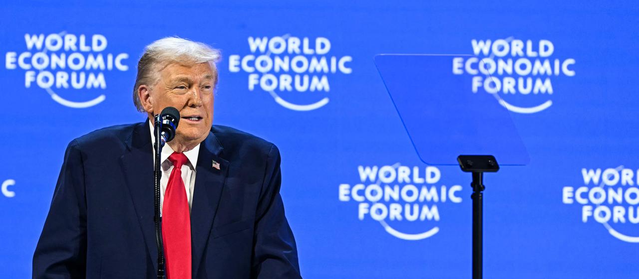 Portrait de Guy Parmelin en tenue officielle au sein du Conseil fédéral suisse