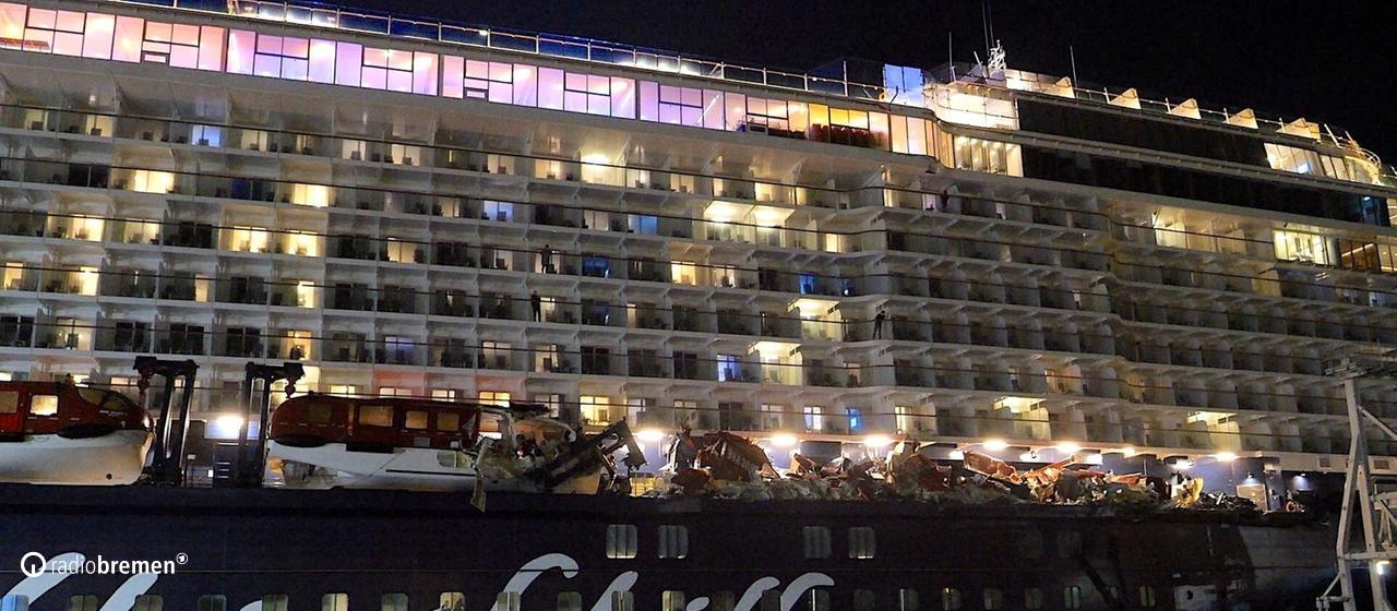 Blick auf die "Mein Schiff 3" nach einer Kollision: Rettungsboote des Kreuzfahrtschiffs sind beschädigt.