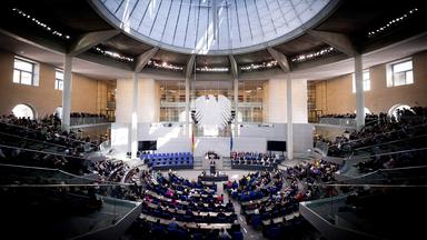 Blick ins Plenum des Bundestags während einer Sitzung.