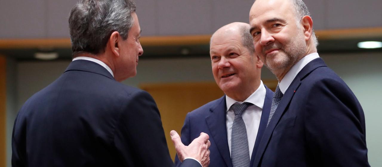 EZB-Chef Mario Draghi, Bundesfinanzminister Olaf Scholz und EU-Kommissar Pierre Moscovici (von li. n. re.) beim Plausch in Brüssel.