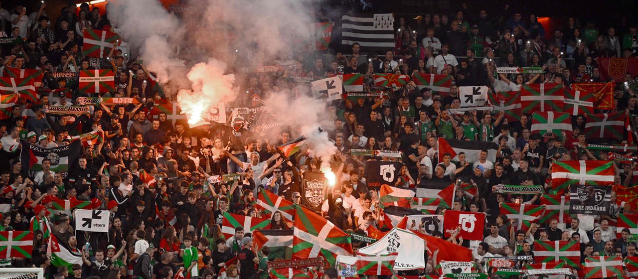Fans zünden im Fußballstadion von Bilbao (Spanien) Leuchtfackeln.
