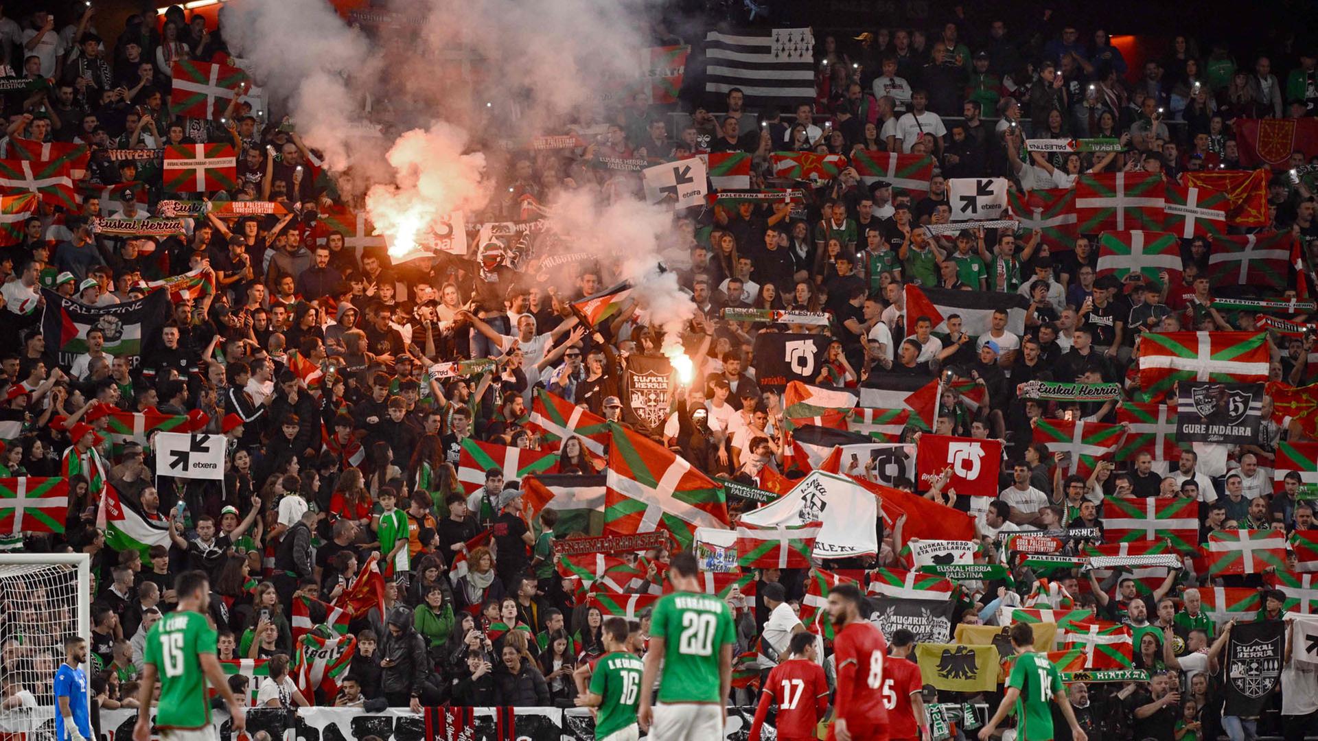 Fans zünden im Fußballstadion von Bilbao (Spanien) Leuchtfackeln. | AFP
