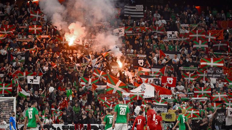 Fans zünden im Fußballstadion von Bilbao (Spanien) Leuchtfackeln.