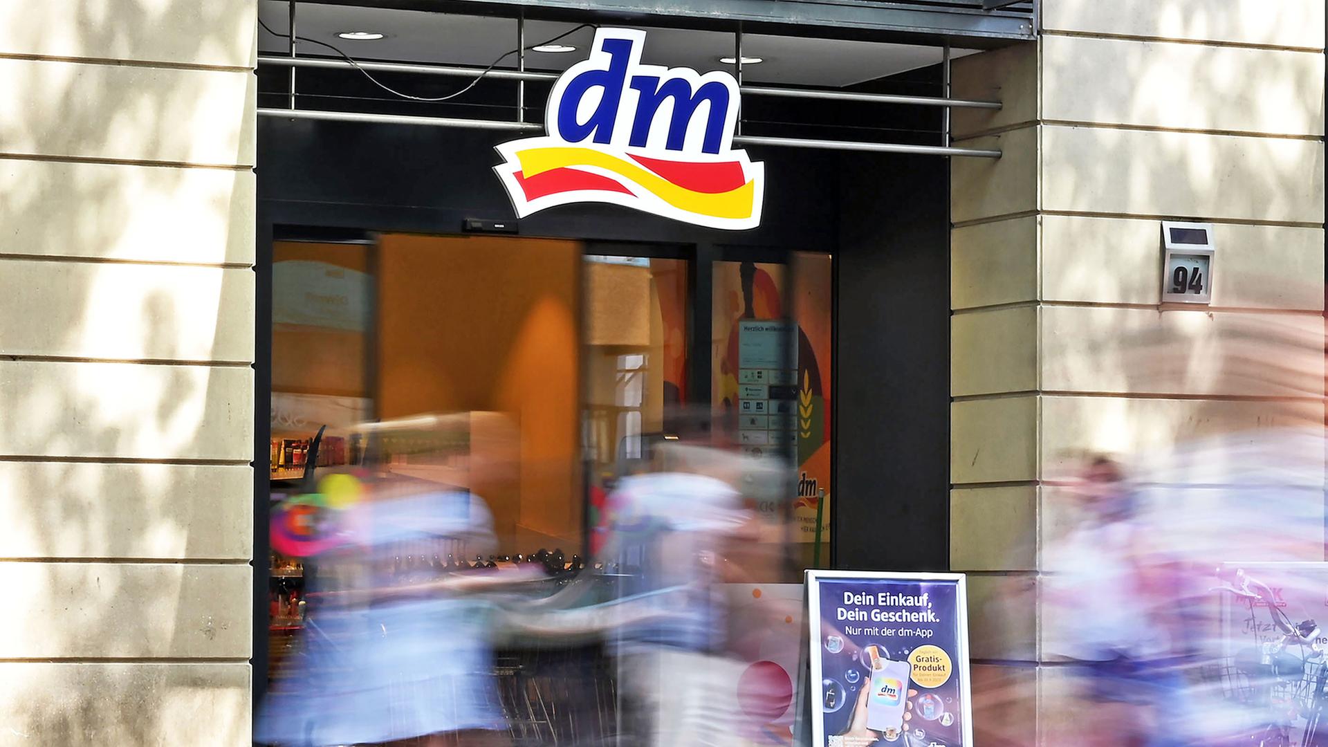 Außenaufnahme einer Filiale der Drogeriemarktkette dm in der Karlsruher Innenstadt. | dpa