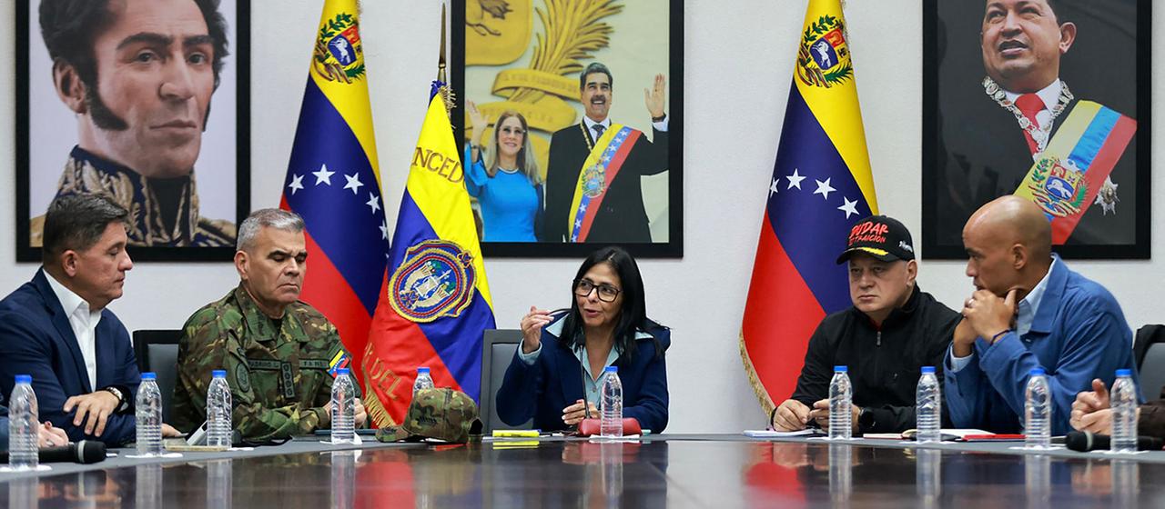 Delcy Rodriguez (Mitte) spricht mit Ministern.