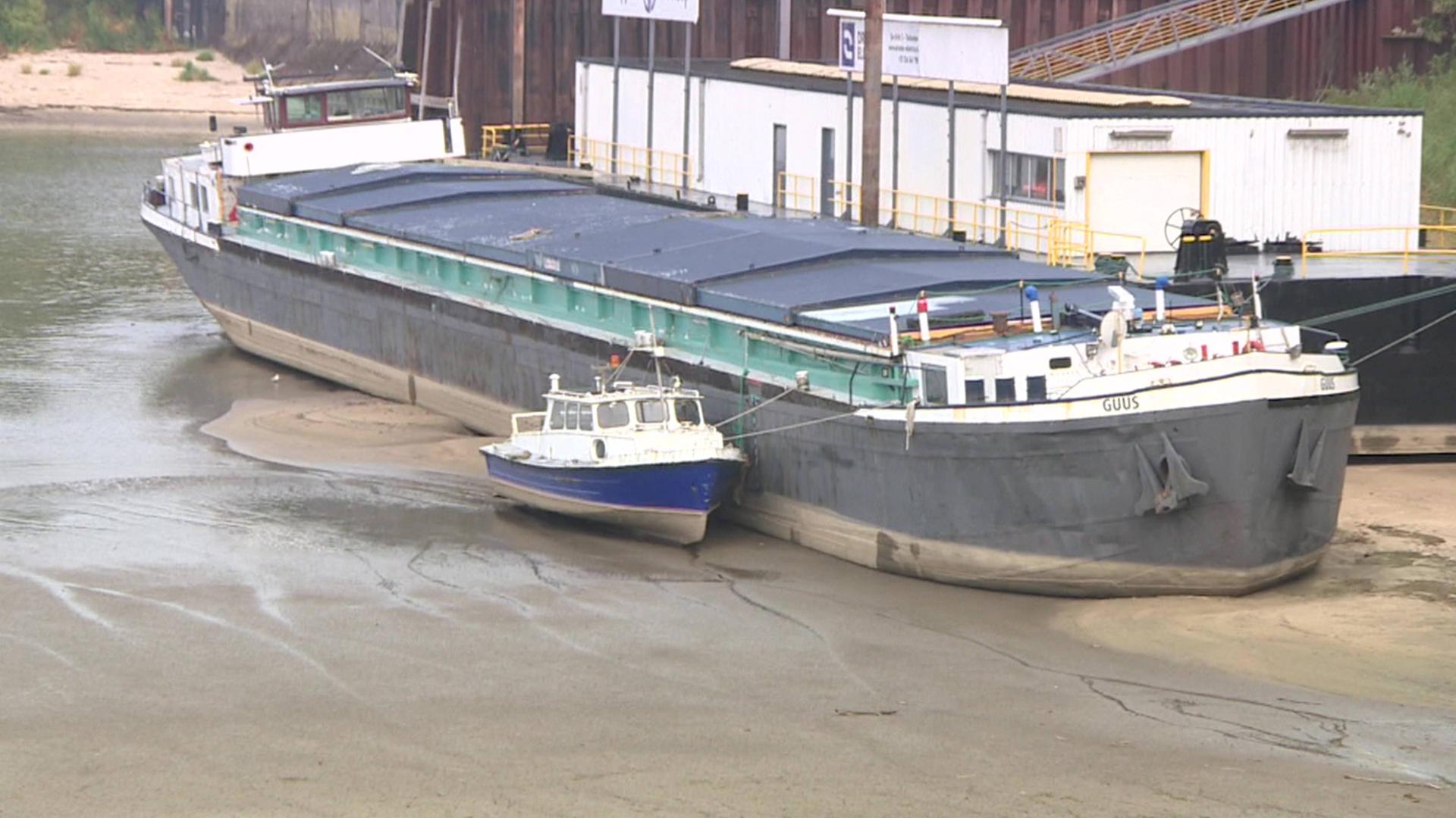 Frachtschiff auf Rheinsand | WDR