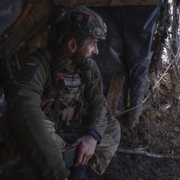 Ein ukrainischer Soldat schaut aus einem Unterstand an der Frontlinie. (Archivbild vom 25. Februar 2024)