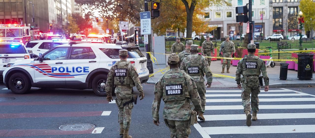 Nationalgardisten gehen auf den abgesperrten Tatort in Washington zu