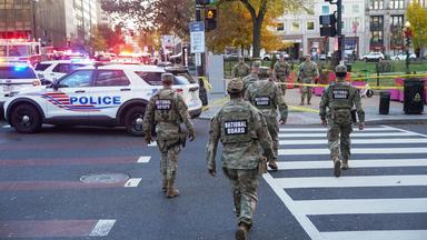 Nationalgardisten gehen auf den abgesperrten Tatort in Washington zu