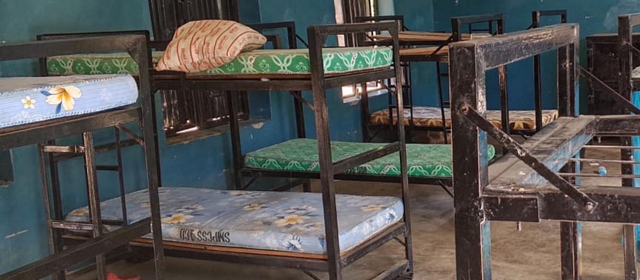 Leere Betten in einer Schule in Nigeria
