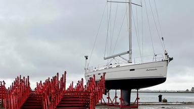 Die Jacht "Andromeda" liegt in einem Trockendock in Dranske auf der Insel Rügen.