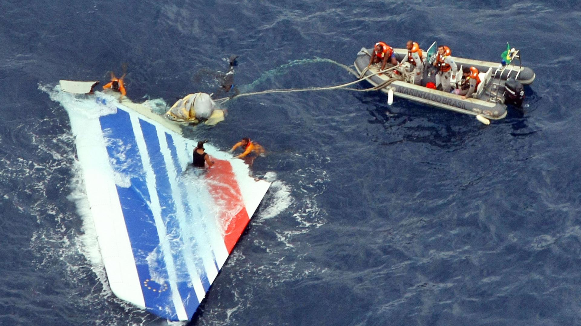 Ein Wrackteil der abgestürzten Air-France-Maschine AF447 wird von einem Rettungsteam der brasilianischen Marine im Atlantik geborgen (Archivbild von 2009) | AFP