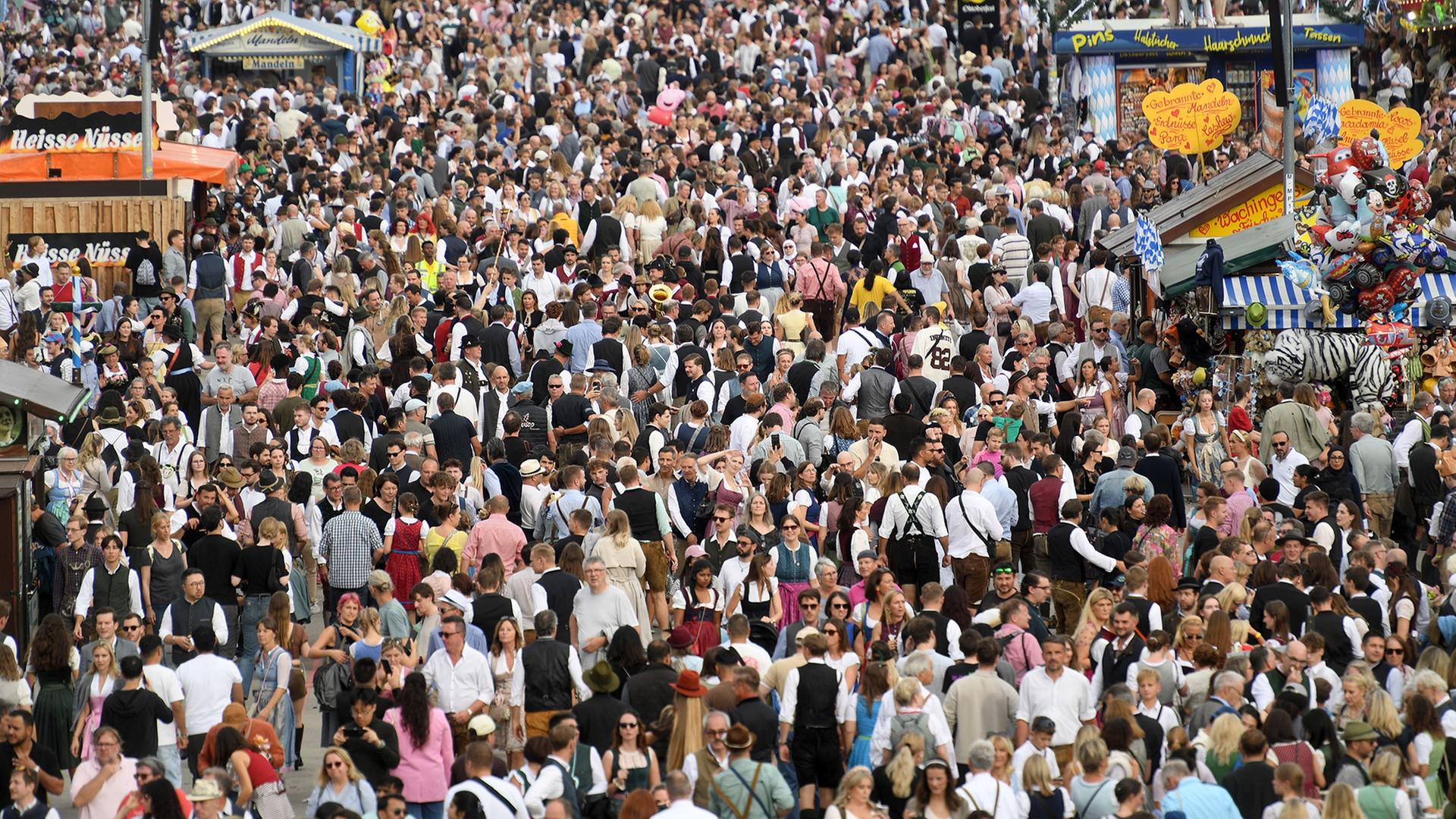 Sehr viele Oktoberfestbesucher | Felix Hörhager/dpa