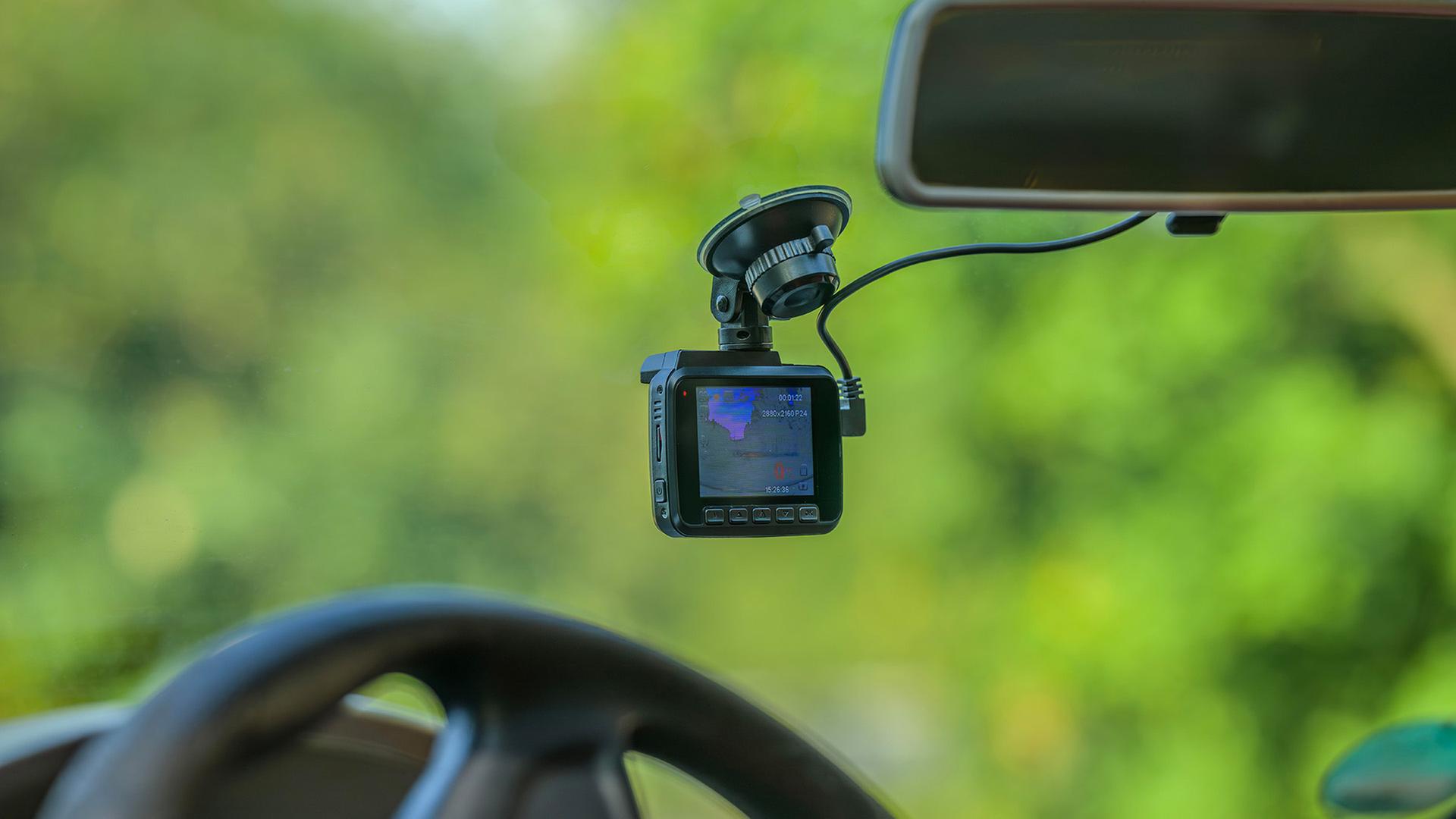 Eine Dashcam an der Frontscheibe in einem Auto. | picture alliance / Zoonar