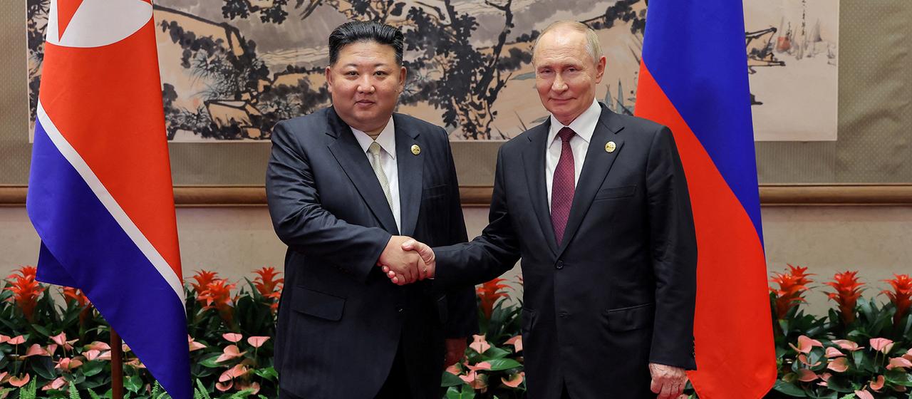 Kim Jong Un und Wladimir Putin geben sich die Hand (Foto vom 04.09.2025).