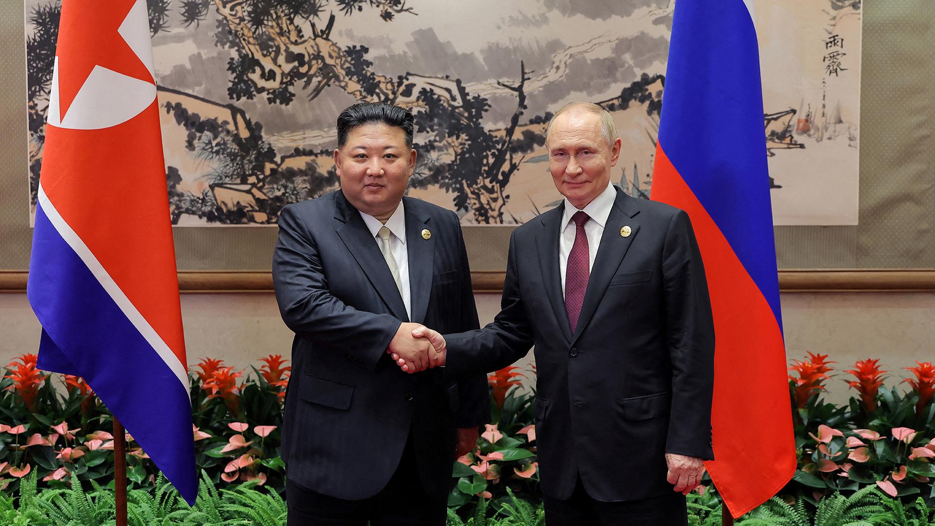 Kim Jong Un und Wladimir Putin geben sich die Hand (Foto vom 04.09.2025). | via REUTERS