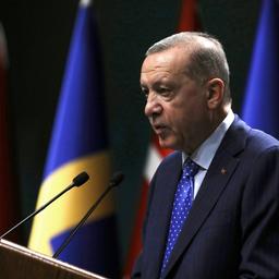 Recep Tayyip Erdogan und Ulf Kristersson vor Flaggen der Türkei und Schwedens (Archivbild aus dem November 2022)