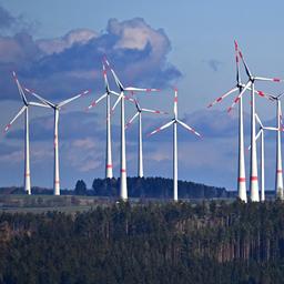Windkrafträder bei Hirschberg, Fränkische Alb, Bayern.