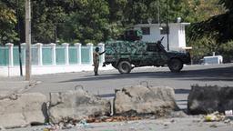 Ein Mitglied der Sicherheitskräfte in militärischer Uniform hält vor dem Präsidentenpalast in Port-au-Prince Wache