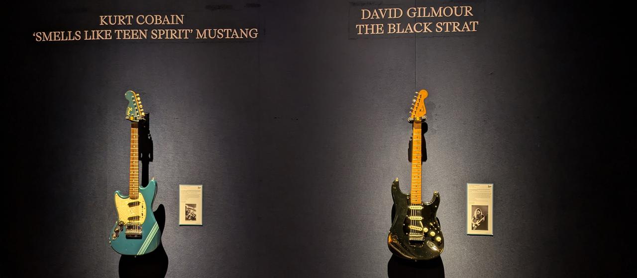 Zwei ikonische Gitarren: Die Fender Mustang von Nirvana-Frontmann Kurt Cobain (l) und die schwarze Fender Stratocaster von Pink-Floyd-Gitarrist David Gilmour.