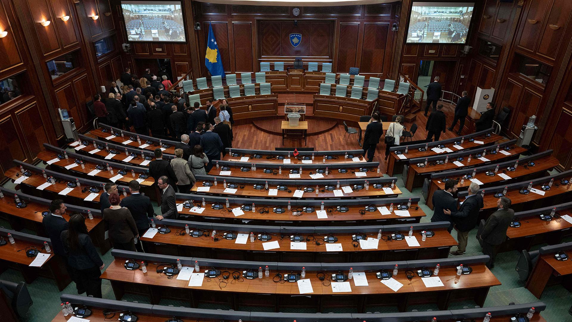 Mitglieder des Parlaments verlassen den Saal des Parlaments in Pristina. | AFP