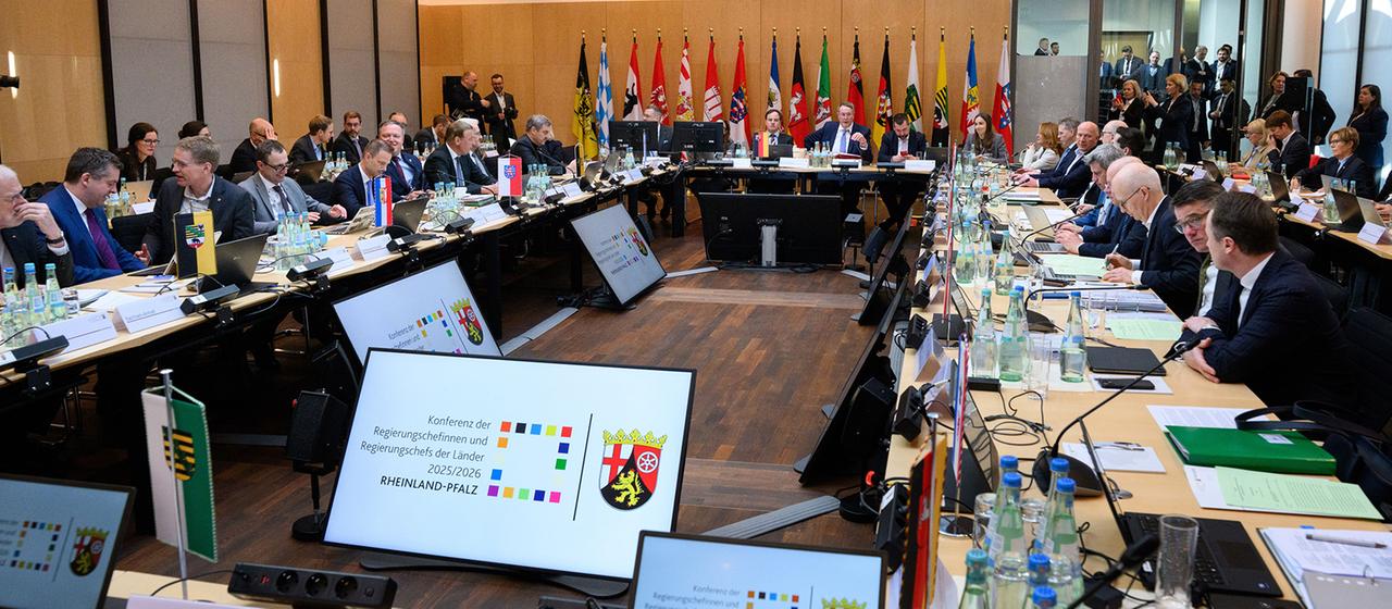 Die Vertreter der Bundesländer sitzen zu Beginn der Ministerpräsidentenkonferenz im Bundesrat.