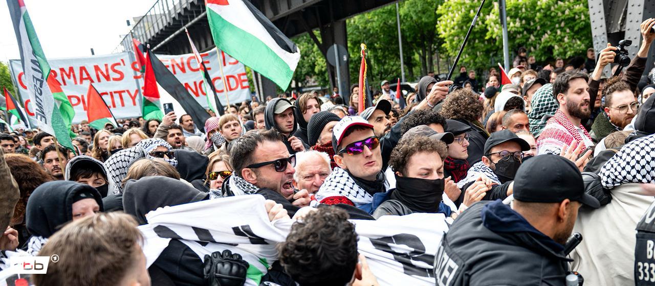 Die Polizei geht auf die Demonstrierenden bei der Demonstration in Gedenken an Al Nakba am 16.05.2026 zu (Quelle: picture alliance/dpa/F.Sommer)